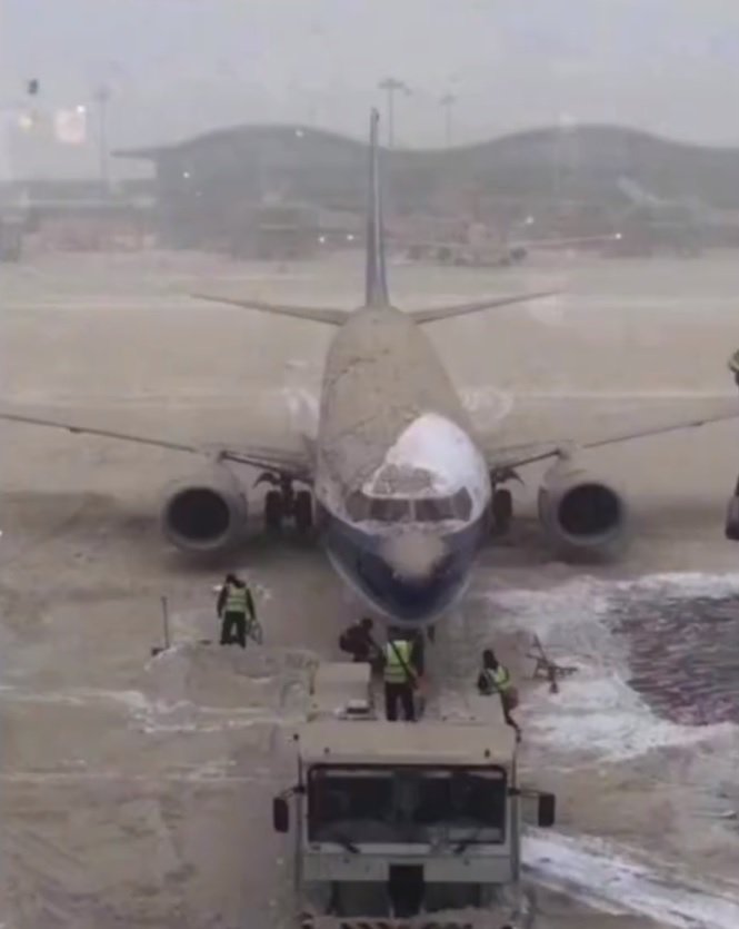 gbbbsjp's tweet image. 【中国】大気汚染の結果、とんでもない色の雪が降る - re-file.com/41/1987/