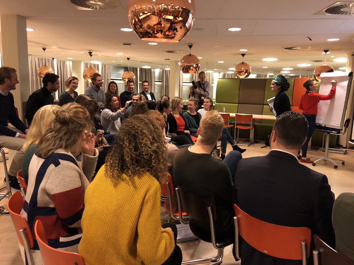 De tweede academie sessie met alle #youngprofessional teams aan de gang! De hele avond werken ze verder aan hun impact business case  waarbij we verder inzoomen op het thema #partnership 
#sdg17 #microrevolutie