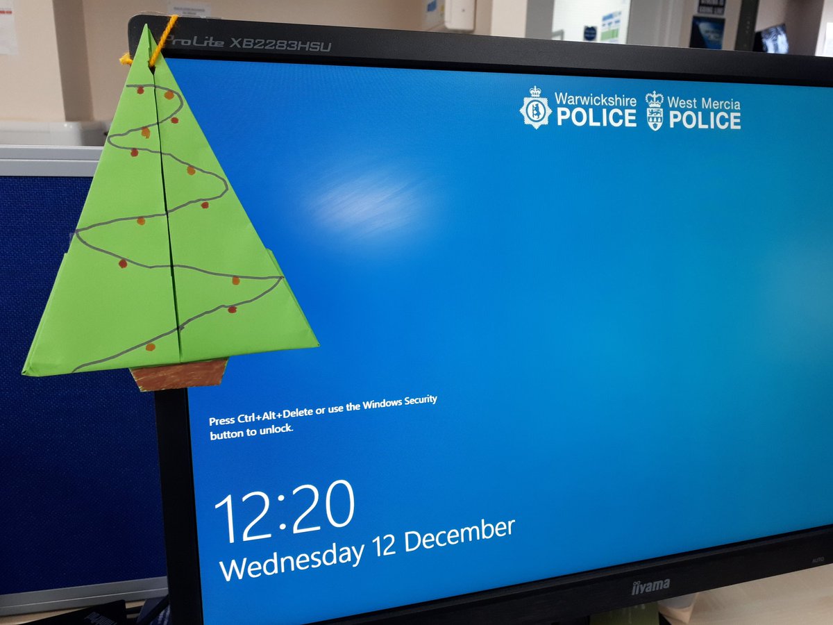MalvernCops's tweet photo. Our one and only, sad and lonely #Christmas office decoration. 😕
#NoBaubles #NoTinsel #NoTwinklyLights #NotVeryFestive 
2230 https://t.co/pzTmC8nL8Y