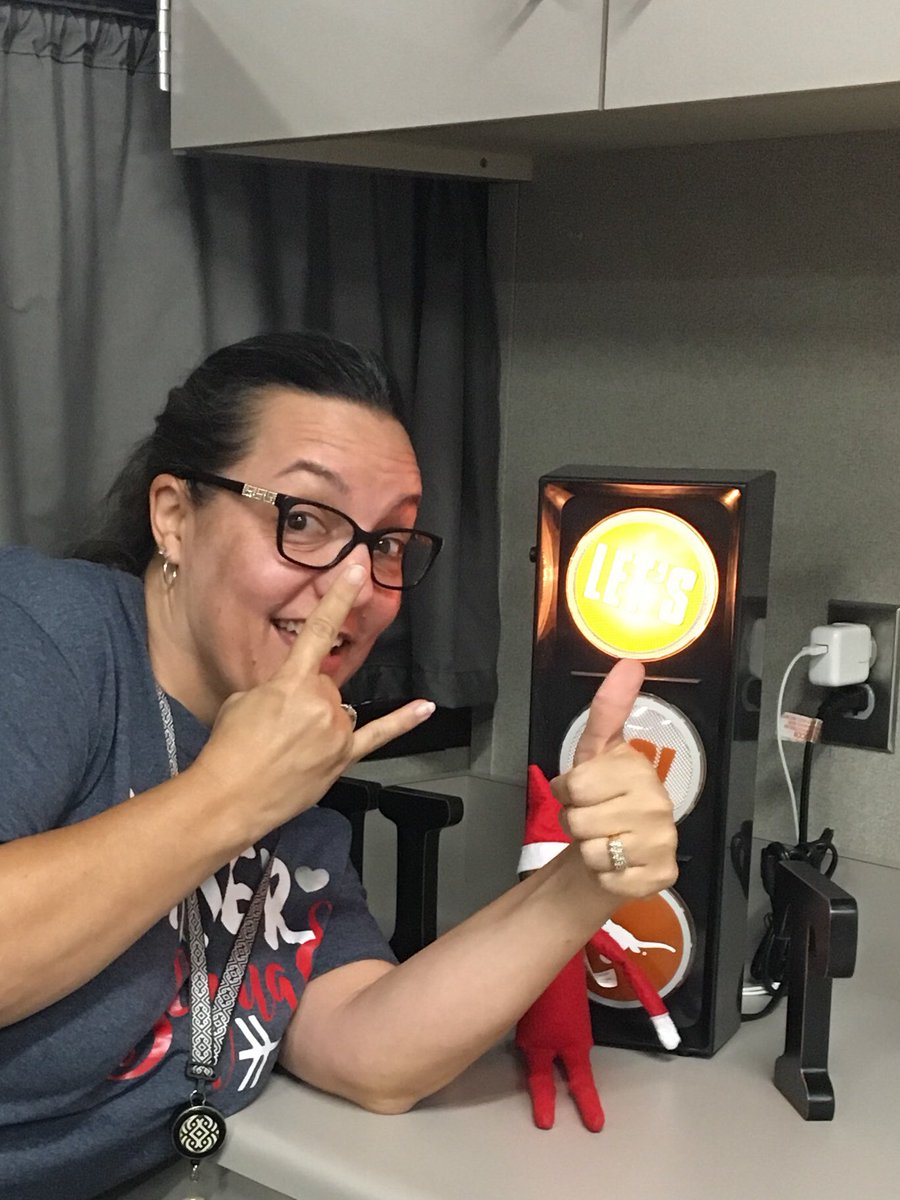 cooneyskinder's tweet photo. I’m conflicted. #AultElfieSelfie https://t.co/QwCYpPIB03