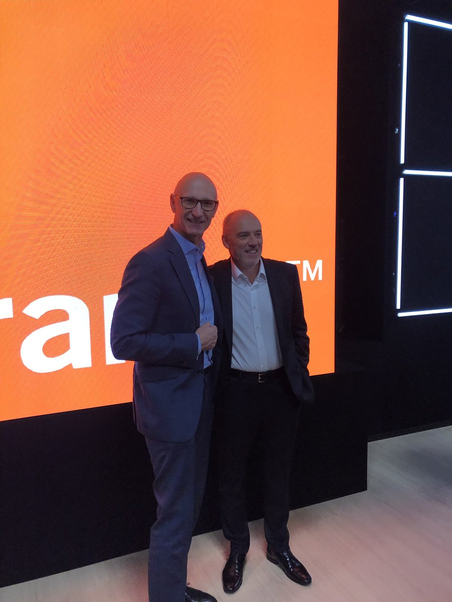« L’#innovation inclusive » était à l’honneur pour notre #Showhello <a href="/orange/">Orange</a>. Je remercie Tim Höttges, CEO de <a href="/deutschetelekom/">Deutsche Telekom</a>, qui m’a rejoint sur scène pour présenter nos smart speakers, #Djingo et #HalloMagenta, et affirmer notre alliance stratégique européenne dans l’#IA