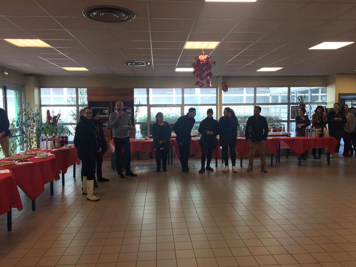 C’est festif chez Florette à l’Isle sur la Sorgue aujourd’hui!Tous rassemblés pour partager un moment convivial! Nos intérimaires embauchés cette année ont été mis à l’honneur🎄👏🎉🙃#AdeccoOnsite #Avantnoel #Florette <a href="/FacchinChris/">Facchin Chris</a> <a href="/julien_jamin/">Julien Jamin</a> <a href="/AdeccoFanny/">FANNY MATHIEU ADECCO ONSITE SOLUTIONS</a>