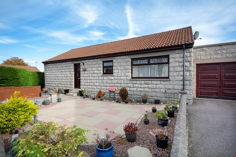 TLPAberdeen's tweet photo. Spacious three bedroom detached bungalow with garage #ForSale #Aberdeen
https://t.co/swjTrjJqdL https://t.co/KadvZIVc57