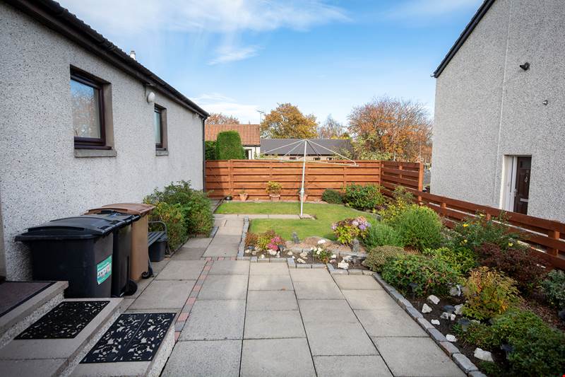 TLPAberdeen's tweet photo. Spacious three bedroom detached bungalow with garage #ForSale #Aberdeen
https://t.co/swjTrjJqdL https://t.co/KadvZIVc57