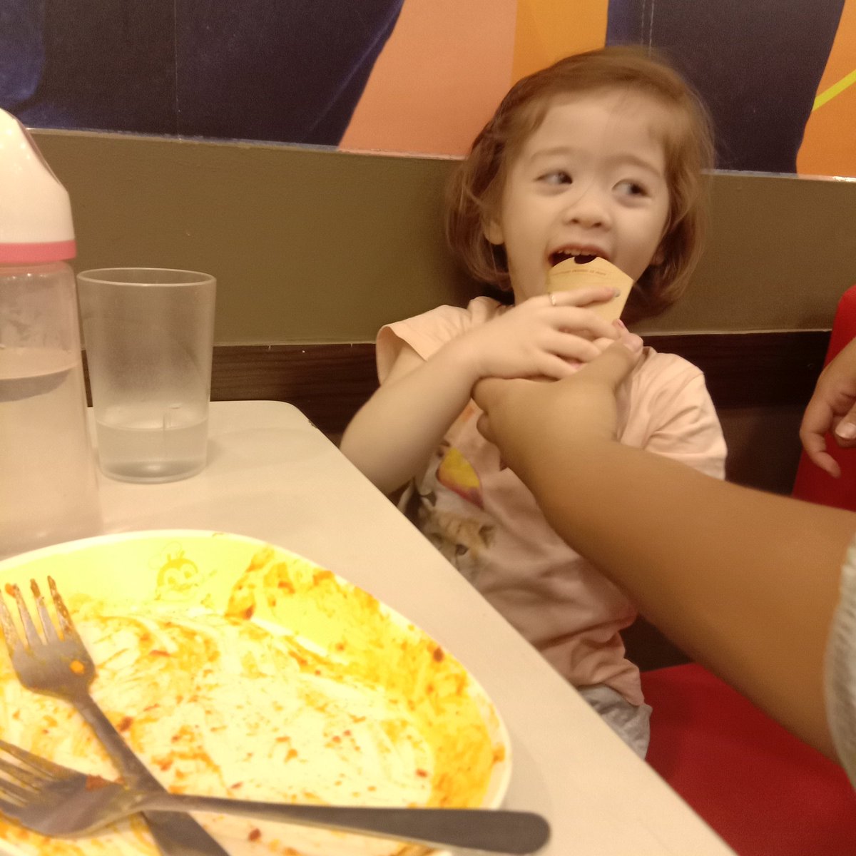 beccarefull's tweet photo. shes getting bigger 🙁 may kaagaw na ako sa peach mango pie https://t.co/vNbxYJFcOp