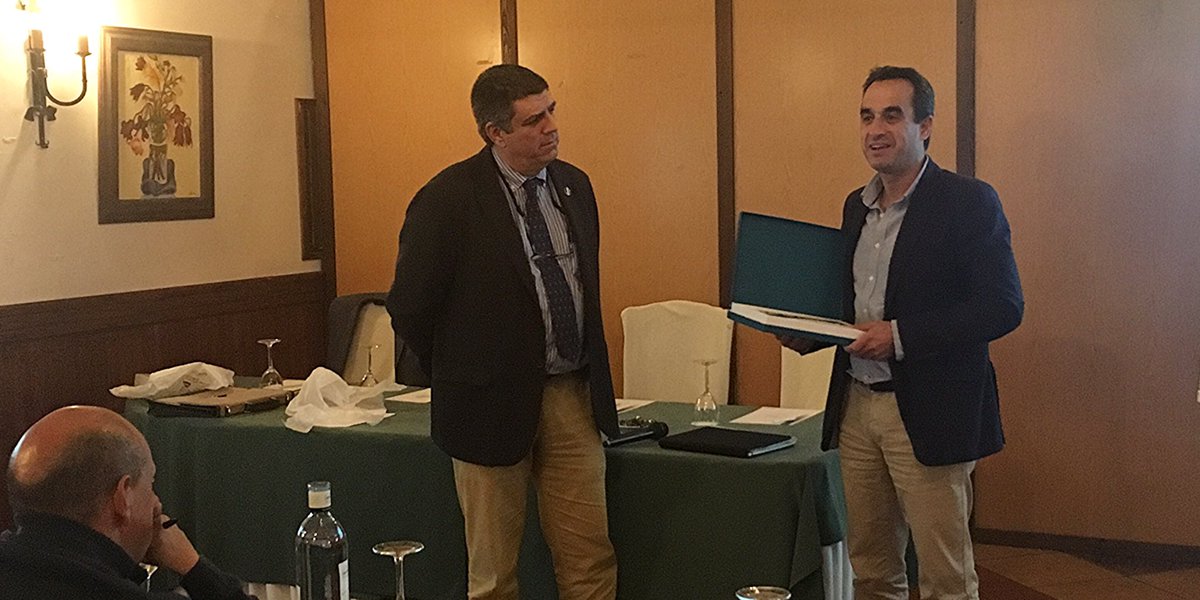 cesfac's tweet photo. El presidente de #Afaca entrega a Rafael Bazán, jefe de servicio de #ProducciónGanadera de la @AndaluciaJunta, de una placa en reconocimiento a su labor, habiendo recibido previamente la Medalla al Mérito en la Producción Animal 2016 de la @cesfac. 🎖👏🏻👏🏻 https://t.co/g69Z1bSo3N