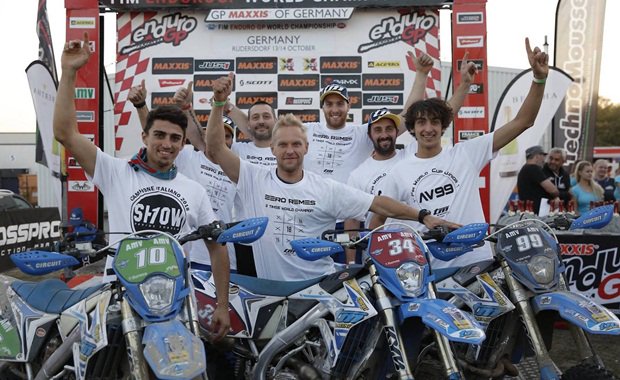 FuelUniverseTV's tweet photo. El equipo TM ficha a Loïc Larrieu y Danny Mccanney || https://t.co/TaxW5qs9T6 ||
#TMFactory #EnduroGP #Larrieu #Mccanney #Cherubini https://t.co/skxH7X8MvH