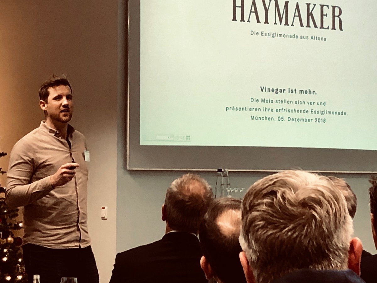 fochaiac's tweet photo. Großartige Präsentation von Jan Reiff beim Herbstevent in den Räumen von Ebner Stolz in München. Moi’s Haymaker Essiglimonade aus Altona schmeckt den Kunden und den Investoren hervorragend.
#MoisHaymaker #EbnerStolz #Fochaiac #TFCI #Fochaix #vcmagazin #vano https://t.co/0uOaxm8hpQ