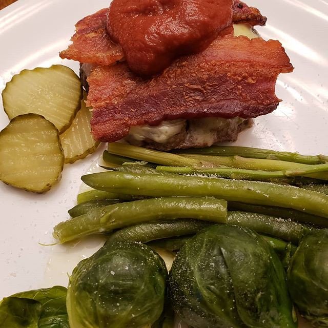 Burger, bacon, brussel sprouts, (green) beans - the asparagus and pickles messed up the theme. 🤣 .
.
.
.
#keto #ketolife #ketocooking #ketoAF #keto4life #ketofood #ketofamily #ketofam #ketogenicdiet #lowcarbhighfat #lowcarb