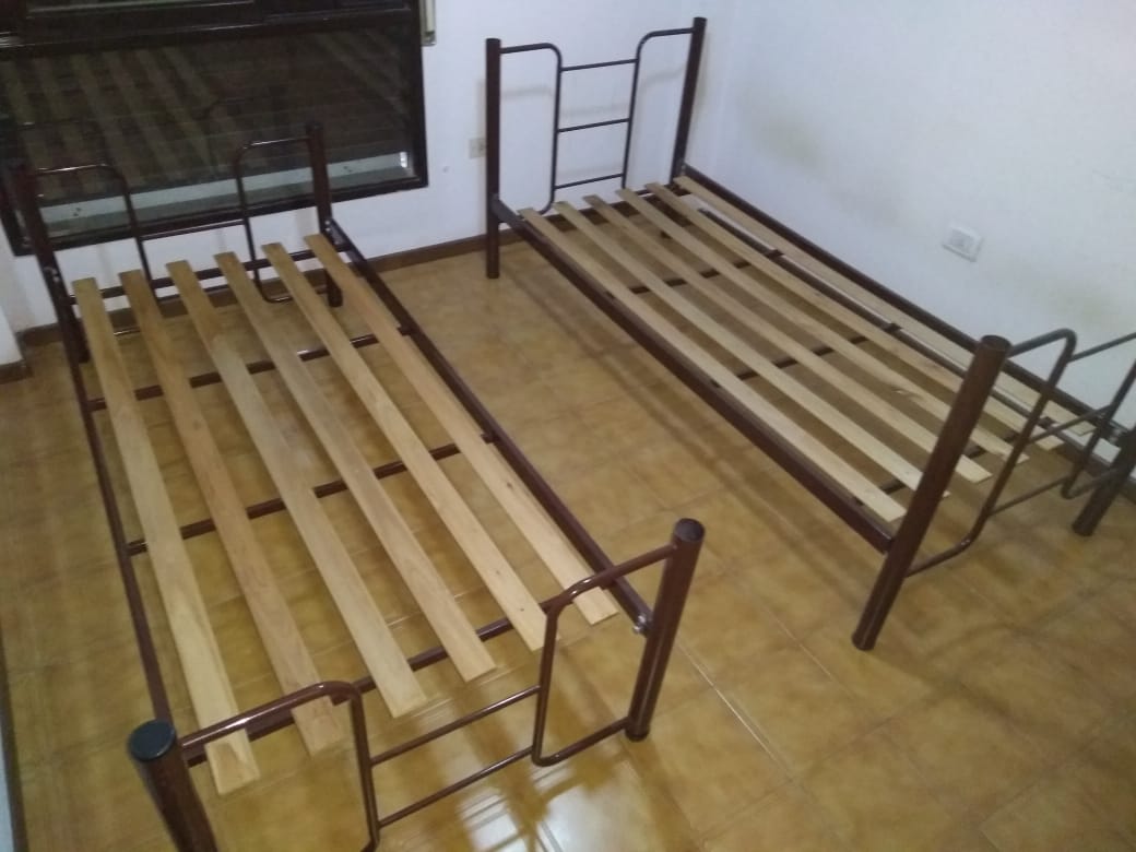 eze9252's tweet photo. @VivireNuevaCba Vendo camas de 1 plaza. $1500 por las dos y $750 cada una. https://t.co/PrHjQX6AP5