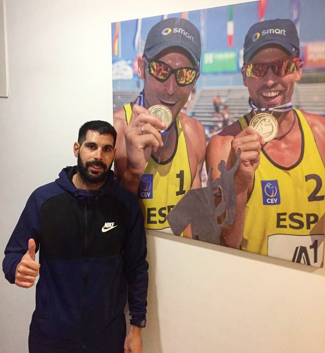 Os presentamos a nuestro nuevo técnico, Fran Marco. Nos dirigirá desde principios de Enero donde comenzaremos en la arena a preparar una nueva temporada. Seguimos apostando por el producto nacional en el voley playa ¡BIENVENIDO AL EQUIPO!