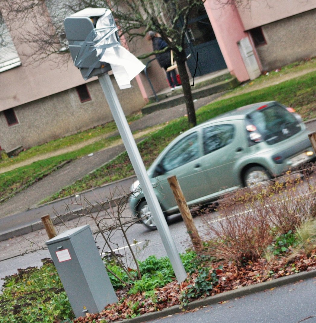 philippenicoll2's tweet photo. Avis de recherche : les  #GiletsJaunes ayant enrubanné le radar surélevé de @VilledEpinal auraient été identifiés. Ils ne devraient pas courir longtemps. https://t.co/rJjC5hK4oq