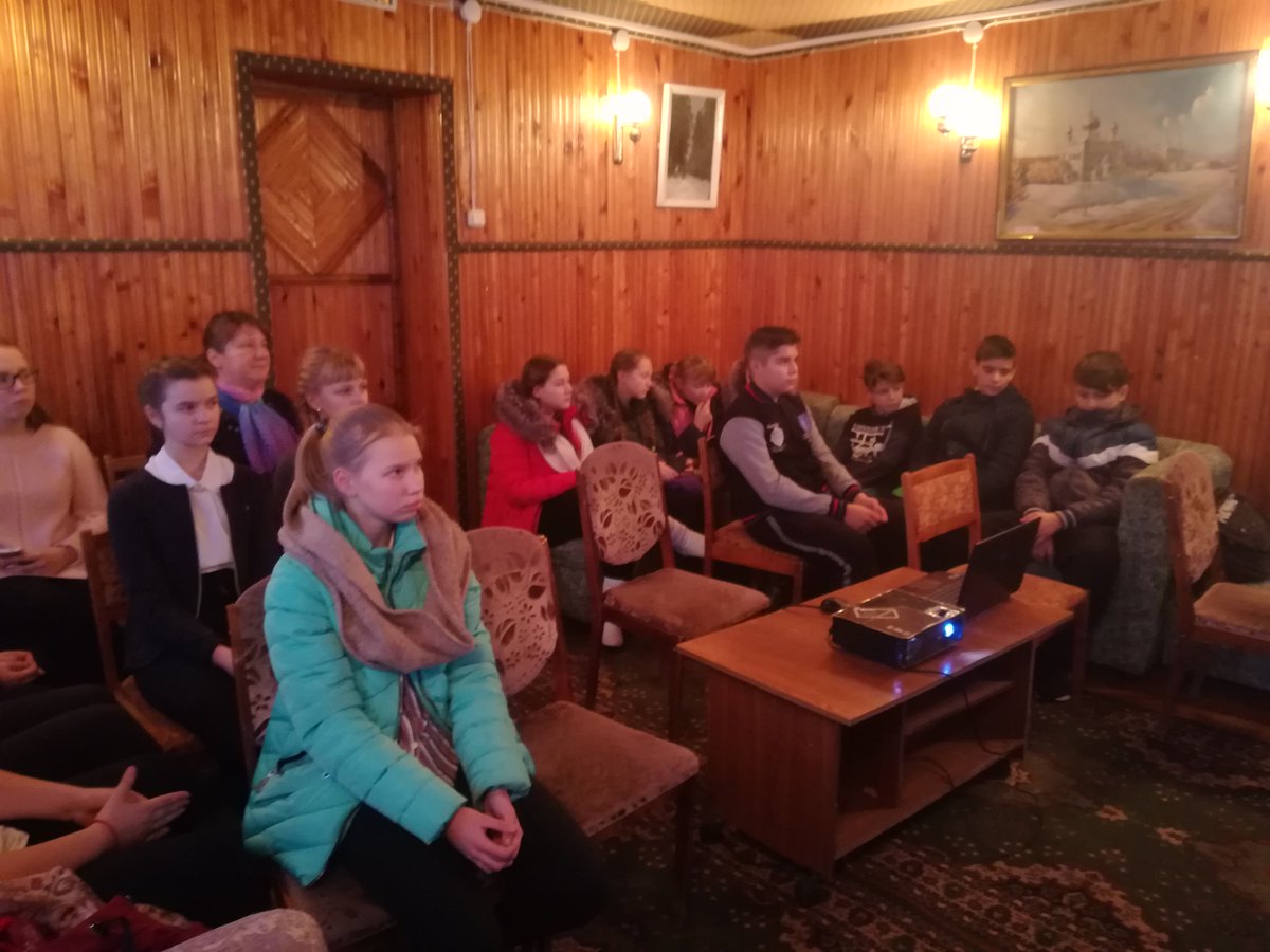 12.12.2018 г. работники Лухского КДК (Малиновская Л. и Макарычева Л.) провели для учащихся 7 класса Лухской школы, познавательно-тематическую программу посвященную дню конституции"Закон есть высшее проявление человеческой мудрости".