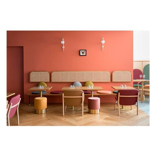 Miércoles de inspiración 🤓🖊️📐. No nos puede gustar más este proyecto de restaurante en Meyreuil: las paredes en el color Pantone 2019 y los sillones lana de @madeinondarreta.... 😍😍 #dormitorio #bedroom #cabecero #tapizado #inspiration #lamp #papelpin… ift.tt/2LcoeUT