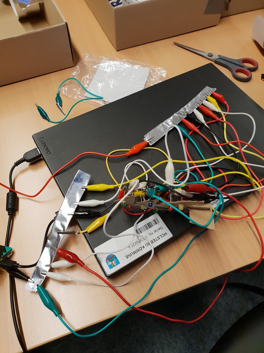 ThomasNielsen1's tweet photo. Ultra:Bit med et twist af jul; MIE-Event i Esbjerg. Der var total god stemning. Fedt at måtte være med. @mortenovesen og @katjaborregaard. #MicrosoftEDU #microbit #ultrabit #hippomini #edtek #MIE_dk https://t.co/V0N905sNPe