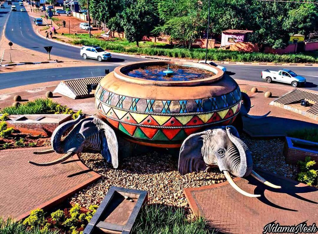 CapricornFM's tweet photo. We are in Thohoyandou tomorrow, what should we do and where should go in the Vhembe district?
#TheMorningGrind https://t.co/GDNiVwDQb8