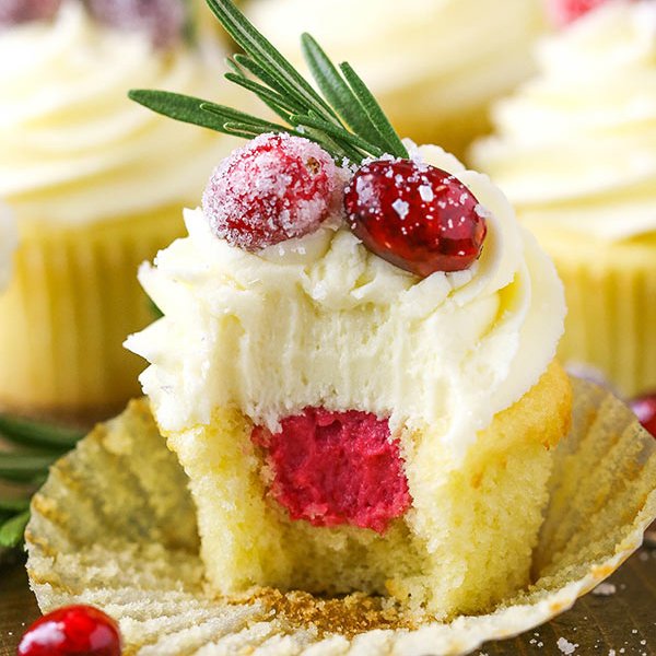 #AD Sparkling Cranberry White Chocolate Cupcakes made with <a href="/EgglandsBest/">Eggland's Best</a> eggs! PLUS, share YOUR favorite family recipe for the holidays with me and I’ll pick one to share on the blog next week! #OnlyEB #MadeWithEB 
lifeloveandsugar.com/2018/12/12/spa…