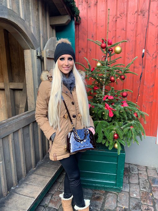 Liebe Gr&uuml;&szlig;e vom L&uuml;becker Weihnachtsmarkt 🎄 https://t.co/Ka8RTIQUvY