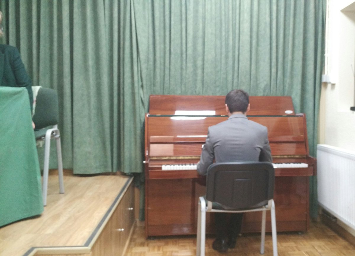 Emocionante el final del acto con la actuación de la mano del estudiante de musicología de la UCM.