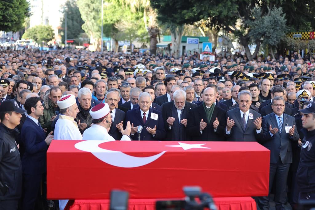 Şehidimiz, Rize İl Emniyet Müdürümüz Altuğ Verdi'yi Mersin'de Hakk'a uğurladık. Allah rahmet eylesin, mekanı cennet olsun