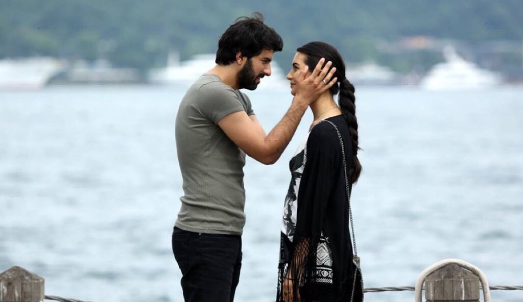 TELENOVELAS_TV's tweet photo. [#España🇪🇸] #Rating Martes 11 Diciembre:
#KaraParaAsk #AmorDeContrabando 689.000
#SilaES 616.000
#ElZorro 453.000 y 370.000
#EzelES 372.000 y 286.000
#BellaCalamidades 316.000 y 309.000
#ElCuerpoDelDeseo 313.000 y 310.000
#KaraSevdaDivinity 304.000 https://t.co/Y6uBJeFR81