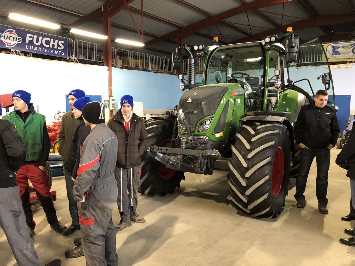 coopEMC2's tweet photo. Emc2 #machinisme remettait aujourd’hui les clés de deux #tracteurs pédagogiques #Fendt et #Massey Ferguson à la #MFR de Vigneulles-lès-Hattonchâtel (55) 🎥 reportage vidéo à venir @AGCOcorp @TrimbleCorpNews #gps #coopdirect https://t.co/4uTwR8vnVS