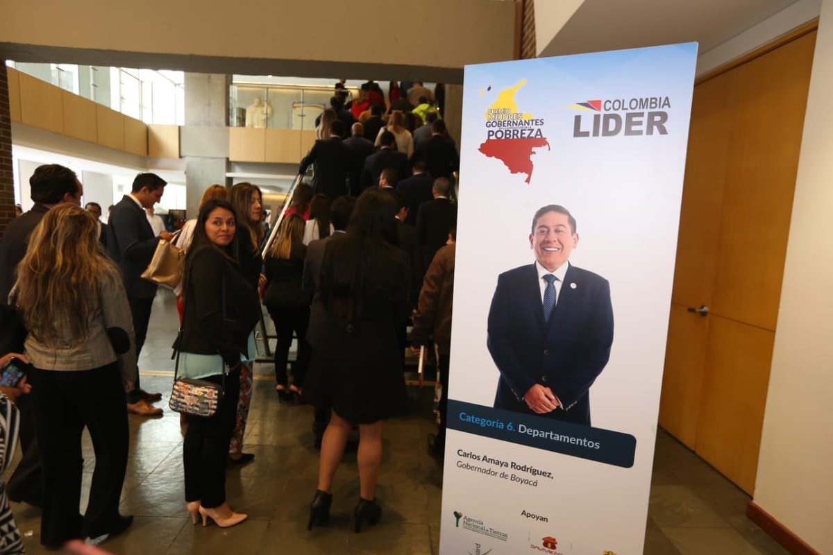 DanielaAssisF's tweet photo. Me siento muy orgullosa de ti @CarlosAmayaR, este es el resultado del gran amor por todo lo que haces. Mi adorado esposo, entre los #MejoresGobernantes en la Superación de Pobreza de @colombia_lider. A esta hora la ceremonia de premiación. https://t.co/YJPgfRgUo7