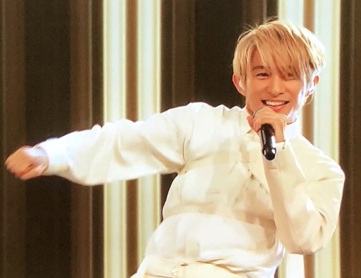 okada_v6_tom's tweet image. いやいやいや。
反則すぎるだろ。
え。なにこれ。
え。やばいやんこれ。なんやねん。神すぎる。

#FNS歌謡祭第二夜 #三宅健 #井ノ原快彦 #金髪 #V6 #Superpower #Darling