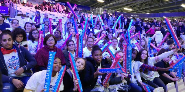 LigueCentreHand's tweet photo. 150 collégiens et lycéens (Lyc. Alain Fournier/Coll. St Exupery-Bourges et Coll. Rameau et LaBruyere-Tours) sont à Nantes grâce au dispositif #TousPrets de @ffhandball et @Sports_gouv ! 👏🏻 Matchs décisifs & ambiance garantie! #Handballissime #RoadToBercy @EHFEURO https://t.co/1O6etGURoz