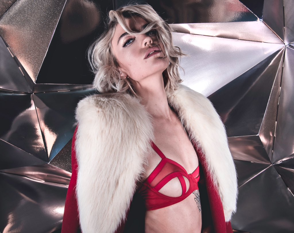 JDGaller's tweet photo. Make it in Red
@RecklessWolfUk 

#recklesswolf #Fotografie #photographie #portrait #ritratto #Nikon https://t.co/lrJlKNIx6L