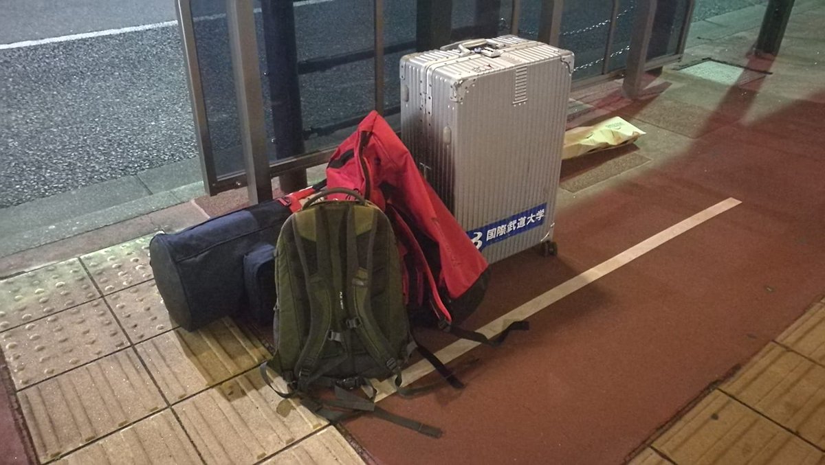 kantaro55's tweet image. 忘年会を終えて袖ヶ浦バスターミナルへ。あっ、研究室に冷凍した納豆忘れた。夜中の便で🇷🇸へ。寒風の中、羽田空港行きを待つ。#sftc
