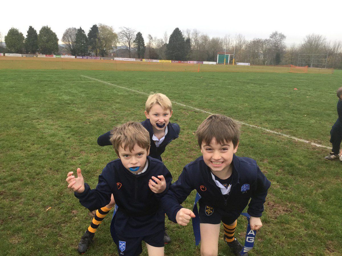 Years 2, 3 and 4 have combined forces for some epic games of Tag Rugby #Rugby #ECSsport https://t.co/gX1lzoSCUP
