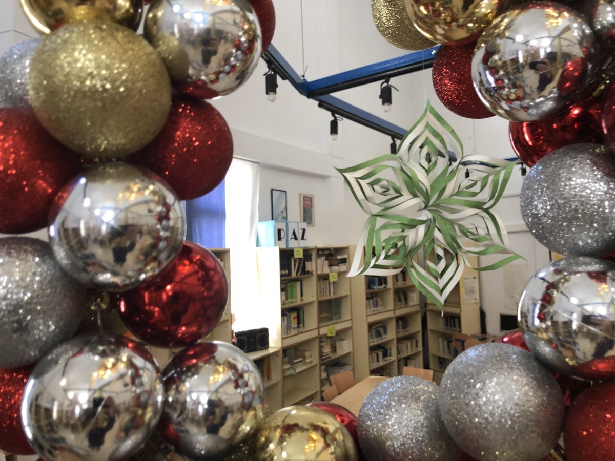 La Navidad ya ha llegado a la Biblioteca del IES Belén, con nuestro tradicional árbol hecho con libros y este año con una exposición de trabajos de los alumnos de Tecnología.
