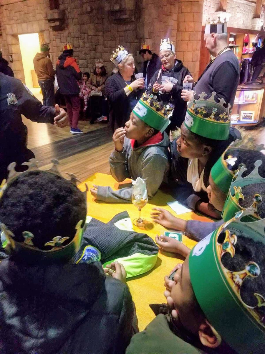 DCPoliceDept's tweet photo. This past weekend, the YIP Unit took 25 participants of the Reaching New Heights Program to an Arts & History performance at @MedievalTimes!⚜️🔱🎭
#DCPolice #HereToHelp #MPDInTheCommunity #CommunityFirst https://t.co/Q9InT86EIZ