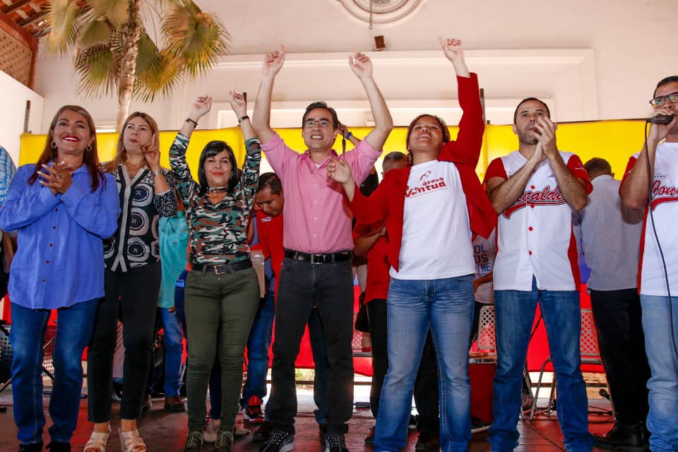 NuevaEspartaMRT's tweet photo. Concejal TUPAMARO Ramón Yllaramendy y Alcalde TUPAMARO @AliRomeroFarias, presentes en acto de Proclamación de Concejalas y Concejales del Estado Nueva Esparta con protector @DanteRivasQ. Pudimos ver como el glorioso pueblo de Bolívar y Chavez confió nuevamente en la Revolución https://t.co/1K8x7BDDl7