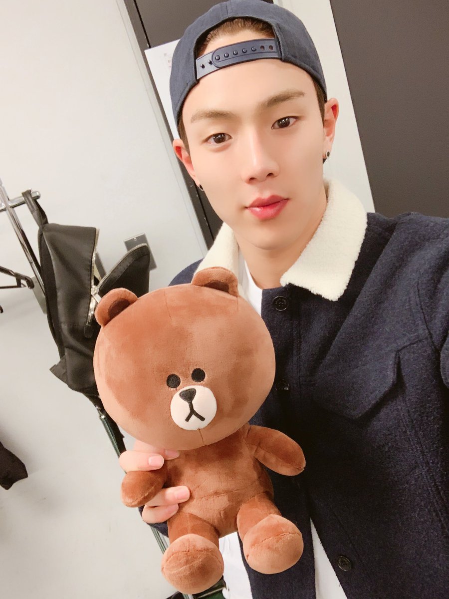 OfficialMONSTAX's tweet photo. [#셔누] 몬베베! 마마! 고마워요 
옆에 있는 곰처럼 열심히 할게요ㅎㅎ https://t.co/C8u2W2QBoq