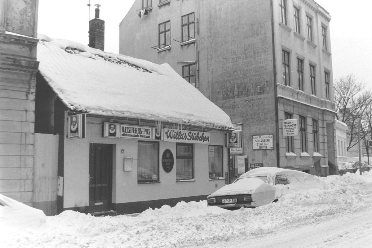 #GroßeBrunnenstraße55, 1979 #Schneekatastrophe, auch in Ottensen, damals die erste natürliche #Verkehrberuhigung im Stadtteil. Das Haus war später #BlauesBarhaus und wurde leider 2018 abgerissen. #FotoStadtteilarchivOttensen, Barbara Ziebell
