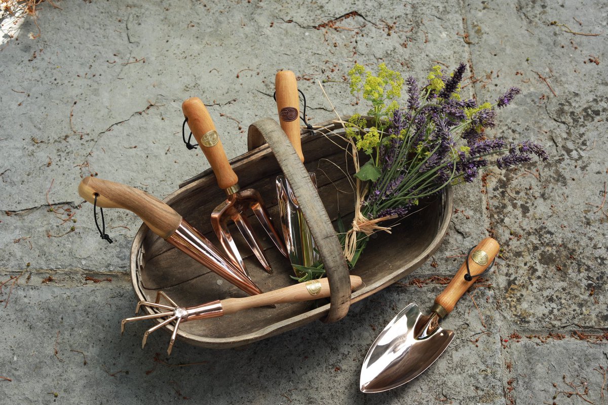 Copper Gardening Tools. 
Lifetime guarantee and anti slug properties. The perfect gift for a gardener - £34.95
10% off and FREE postage until 22.12.18. 
Use code - christmas gift 2018 - at checkout.
thegardenhouse.net/product-catego…