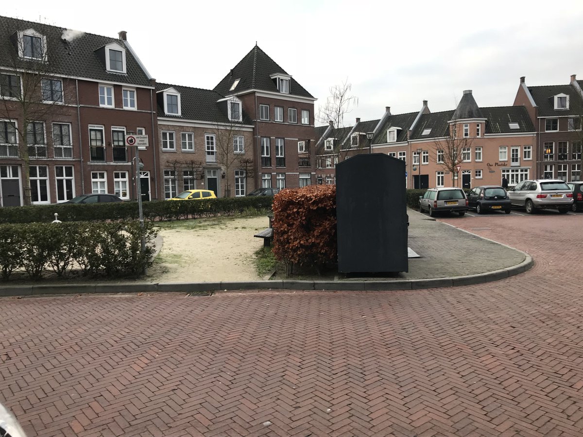 ArjenAppels's tweet photo. Beste @gemeenteHelmond. Het was al vrij onoverzichtelijk voor auto’s vanaf de parkeerplaats (zijde pinautomaat) om kinderen uit het speeltuintje te zien komen. Maar nu is het door de textielcontainers vrijwel onmogelijk om de kinderen (op tijd) te zien. #Brandevoort #Veste https://t.co/ByTIemkqA4