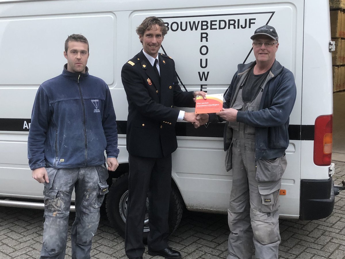 Zojuist met postcommandant <a href="/BrwrAmerongen/">Brandweer Amerongen</a> gevelbordjes voor werkgevers uitgereikt aan 4 bedrijven in Amerongen waar brandweervrijwilligers werken: firma Van Veenendaal, Volvo Reede, Fietsdomein en bouwbedrijf Brouwer. #samenwerkenaanveiligheid <a href="/vrutrecht/">Veiligheidsregio Utrecht</a>