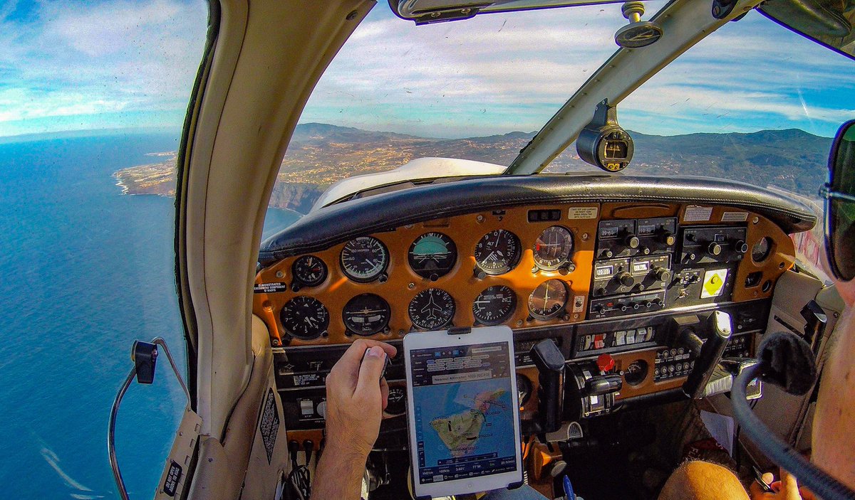 Enjoying the views.. 🤓 #pa28 #piper #cockpit #cockpitphotos #cockpitview #pilot #aviation #flyinggopro #goprooftheday #goprohero4 #hero4silver #flying #tenerife #canaries
