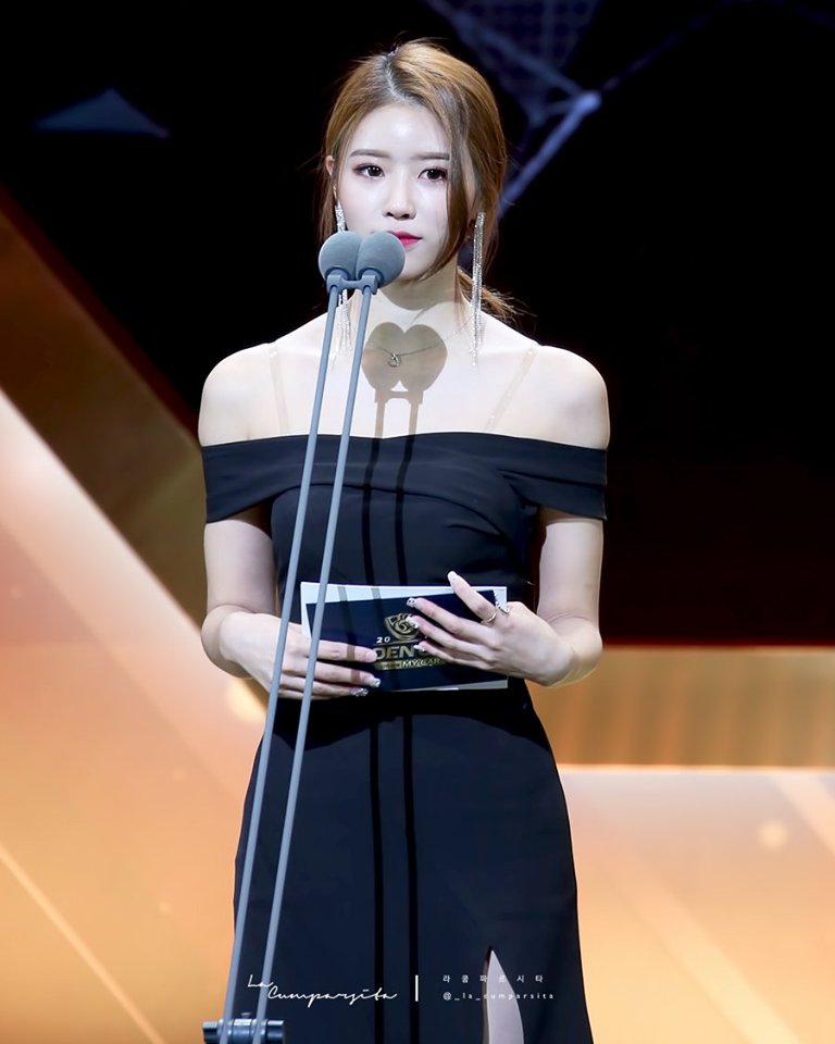 [#PIC / #INFO] Confiram algumas fotos da #Mijoo do #Lovelyz anunciando um dos prêmios do evento 2018 Golden Gloves Award 💙

#Vika 🐞 / Woollim Stan Br
Cr: nas imagens