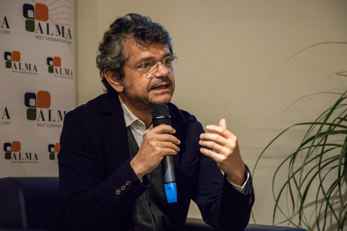 Alma_School's tweet photo. Ultimo #ALMATalks del 2018 con “Il gusto per le cose giuste”, incontro parte del progetto “Next Generation Chef" di @Alma_School.
Ospite della serata Andrea Segrè, Professore ordinario di Politica agraria internazionale e comparata presso l'Università di Bologna. https://t.co/Y5ApO56CRS