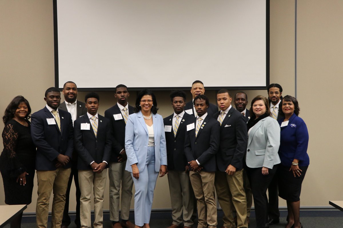 LA_Regents's tweet image. Pleased to welcome the young men of Louisiana's @SHEEOed #ProjectPipeline -- a program focused on increasing the number of minority males in teaching -- to the joint board meeting today. These juniors and seniors at @sulabschool have committed to pursing careers in education.
