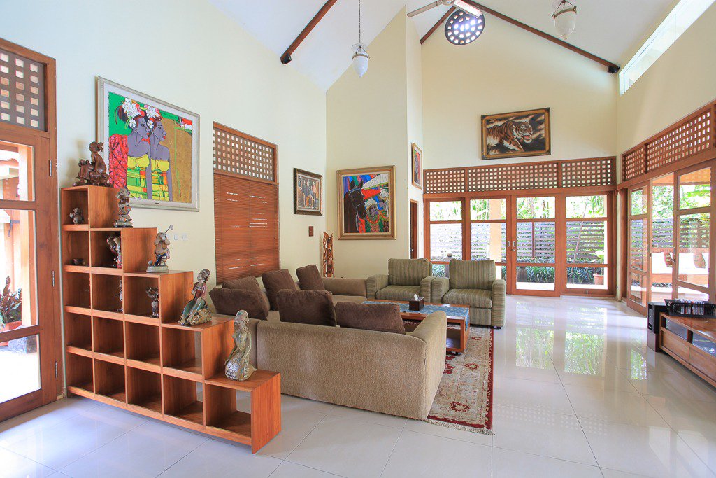 AB23KOS's tweet image. GuesthouseJl. Padma No.66A, harian 
1. Tipe A: Rp.750.000/malam
2. Tipe B: Rp. 550.000/malam
3. Tipe Family Rp.2.000.000/malam
Fas: Kamar mandi dalam, outdoor view-golf view hyatt, living room, dining room, swimming pool, kitchen, taman. wifi, TV,etc. Please contact: 082226293091