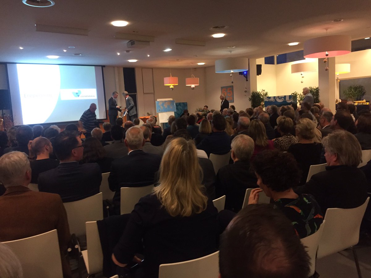 IW4_Veenendaal's tweet image. Tijdens afscheid René van Holsteijn als directeur @IW4_Veenendaal , krijgt hij de erepenning van de gemeente Veenendaal uitgereikt. #verdiend #trots