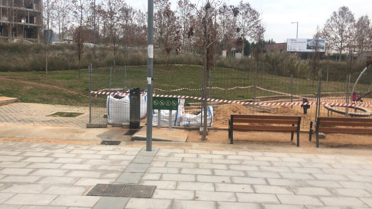 AAVVCanMates's tweet photo. Ja estan començant les obres a #canmates aprovades als pressupostos de lliure diposició amb la zona d’ombra a parcs infantils al parc de la pl Ausiàs March i pista esportiva al costat de l’escola turó de Can Mates @AmpaTCM @ajsantcugat @JoanPuigdomenec https://t.co/UbePcnXY49