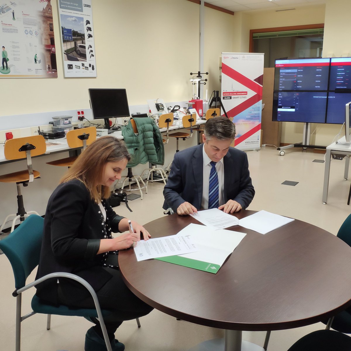 El Director de Marketing de <a href="/PhoenixContactE/">Phoenix Contact ES</a> y la Directora de la Fundación de la <a href="/uniovi_info/">Universidad Oviedo</a> firman el acuerdo de colaboración con la <a href="/GijonSmartcity/">Catedra Smart Cities</a> para desarrollar nuevas aplicaciones en el ámbito de la #movilidadeléctrica.