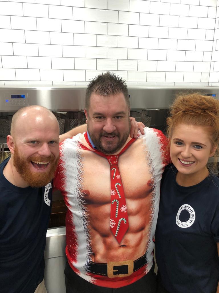 MiddletonFrying's tweet photo. Santa aka Jason has arrived early at Atlantic Bay Fish and Chips in Westward Ho. Good luck with your new adventure and thanks for using Middleton's Batter #goldenbatter #chippieschoice #devon #fishandchips #harbourside #harboursideglutenfree #ripped https://t.co/0apbPXbQRT