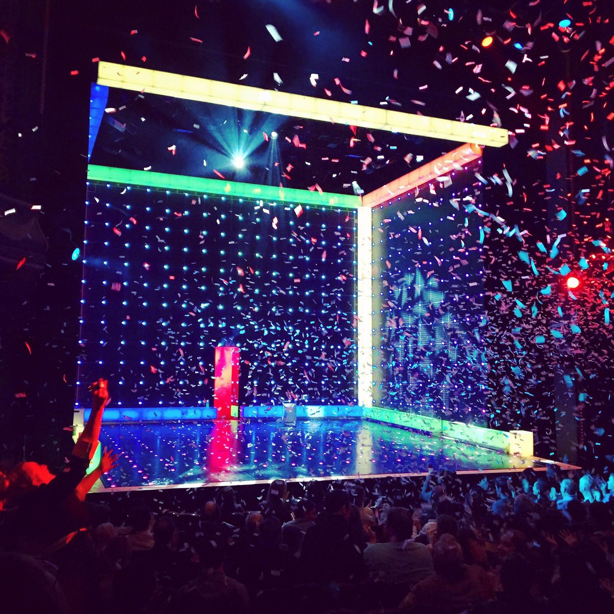 1SeanMac's tweet photo. Wonderful press night last night- standing ovation - and brilliant work from this lovely cast and the team that make it happen @katyrudd @franticassembly @JGreenCasting @NationalTheatre @agirlinthedark @curiousonstage #curiousreturns 🐶🐀 https://t.co/kQOYOWEdfm
